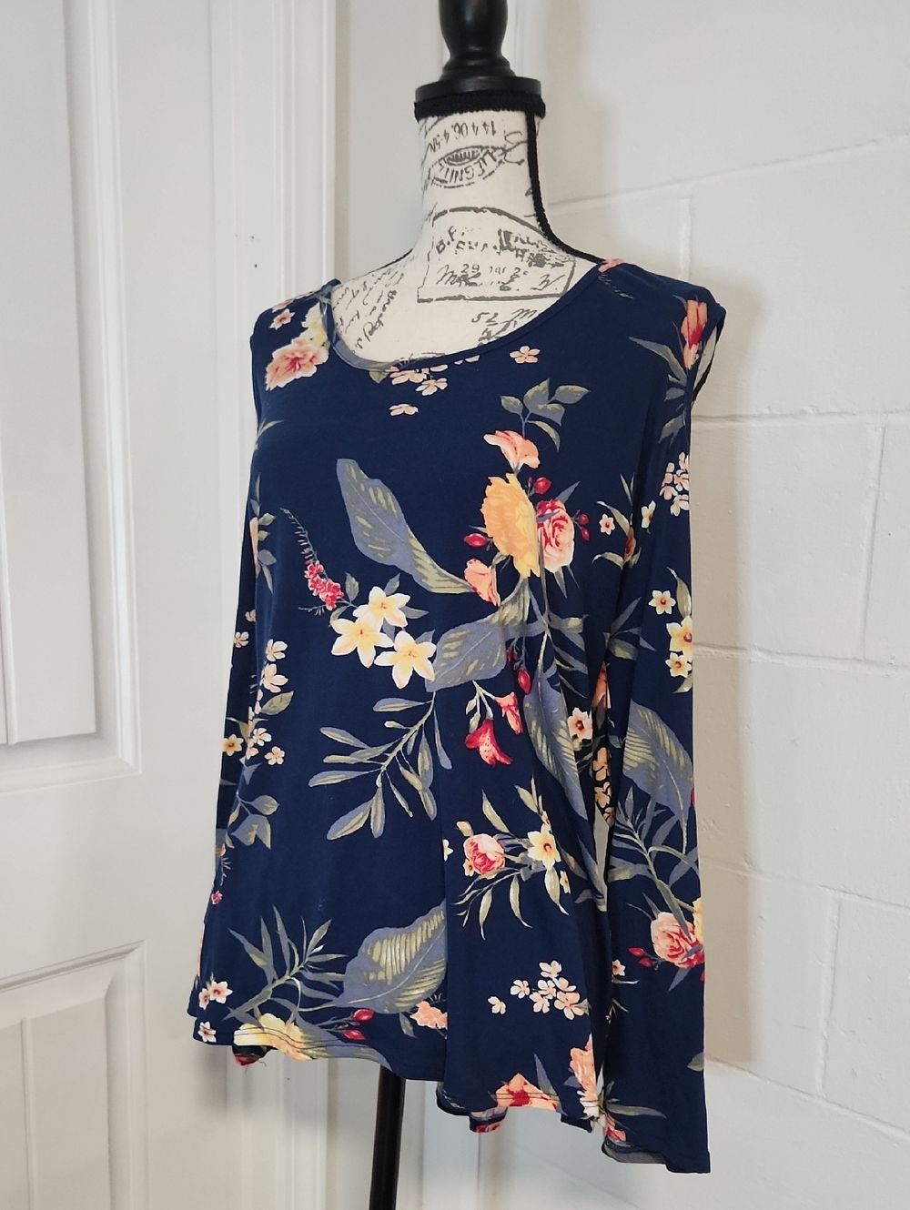 Urbanology Women’s 3X Floral Navy Blouse With Long Sleeves And Cold Shoulder EUC
